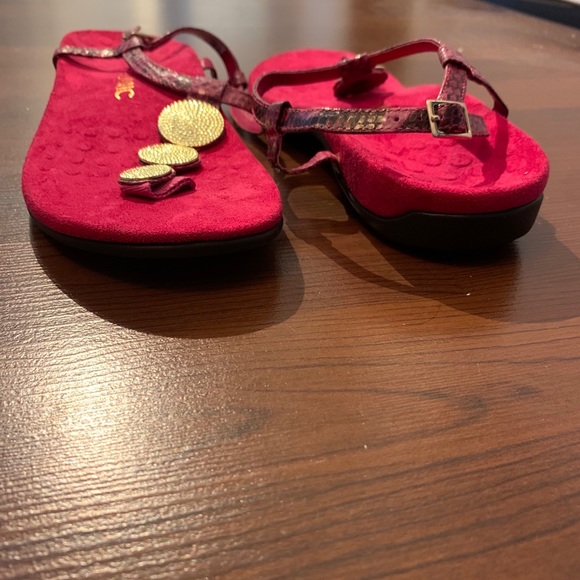New Vionic Sandals - Picture 2 of 3
